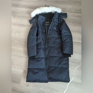 Elegant Navy Puffer Coat with Faux Fur Trim
